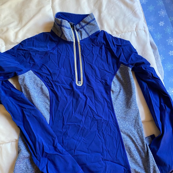 Athletic long Sleeve tops Bundle. (4 tops) - Picture 8 of 9